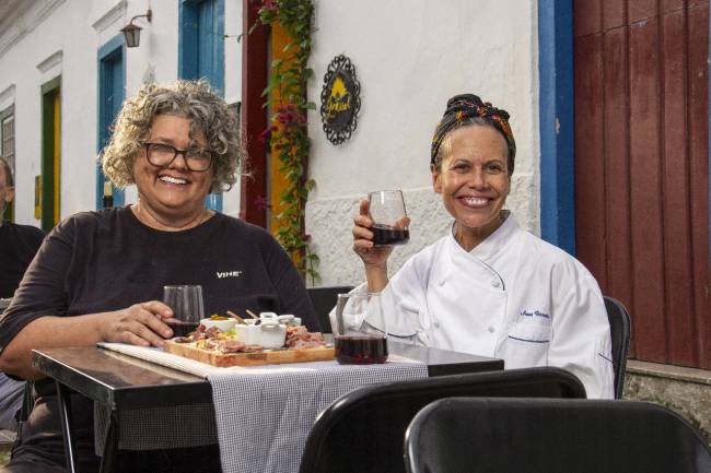 Casal lésbico abre charcutaria em Paraty