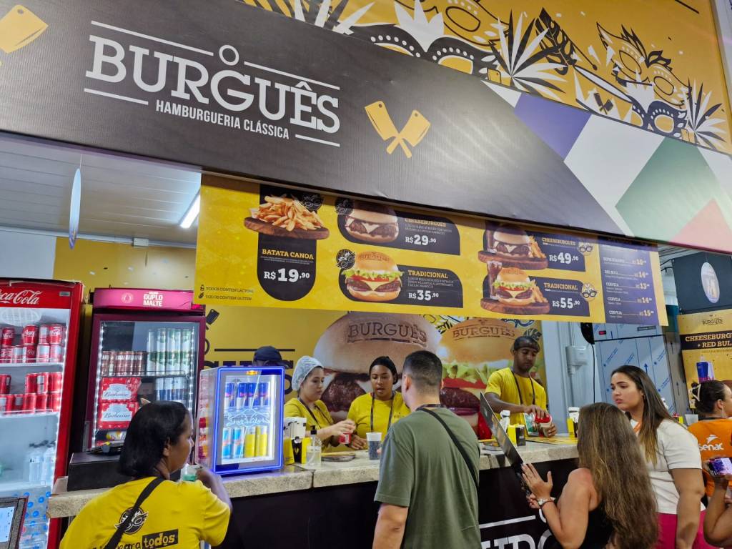 Hambúrguer a R$ 55,90: quanto custa comer e beber na Sapucaí