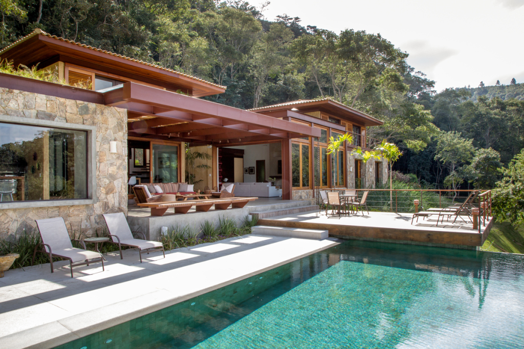 Casa na montanha possui vista espetacular para a Serra das Araras