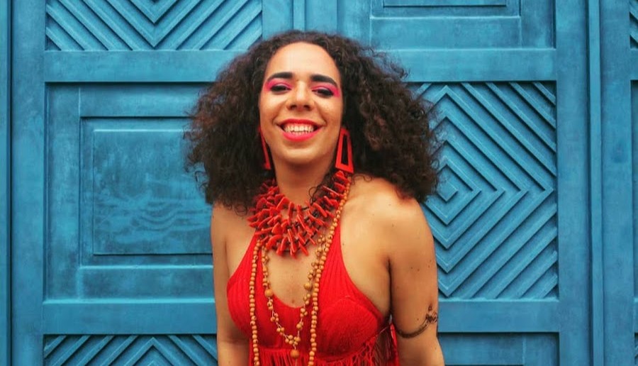 Após usar banheiro feminino em bar, atriz trans denuncia agressão verbal