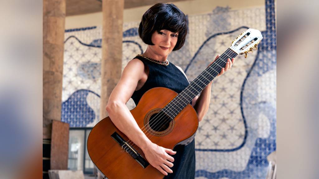 Zezé Polessa encarna Nara Leão em monólogo musical dirigido por Falabella