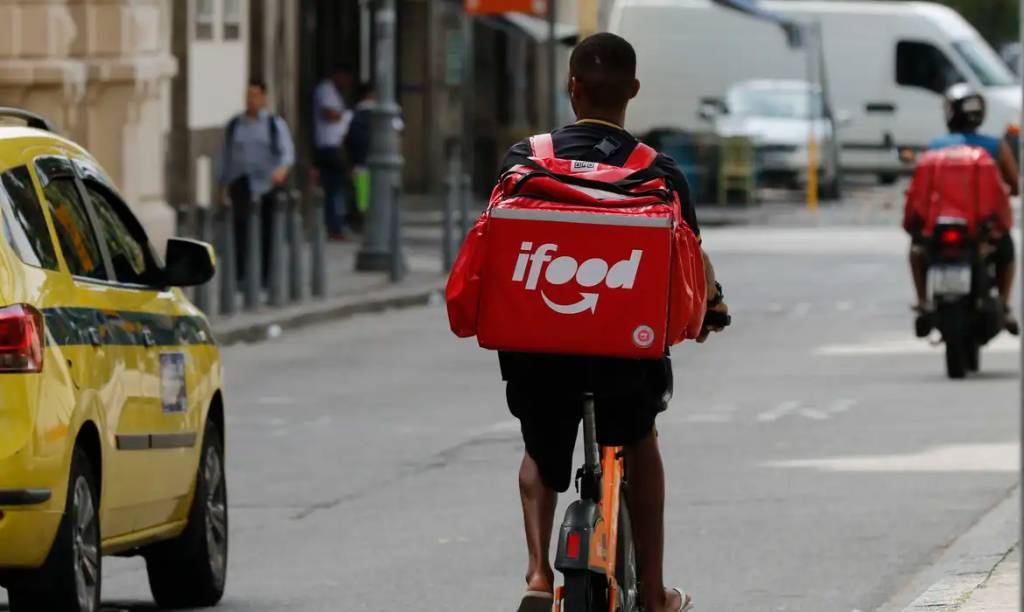 Agora é lei! Motoboys não são mais obrigados a subir em prédios