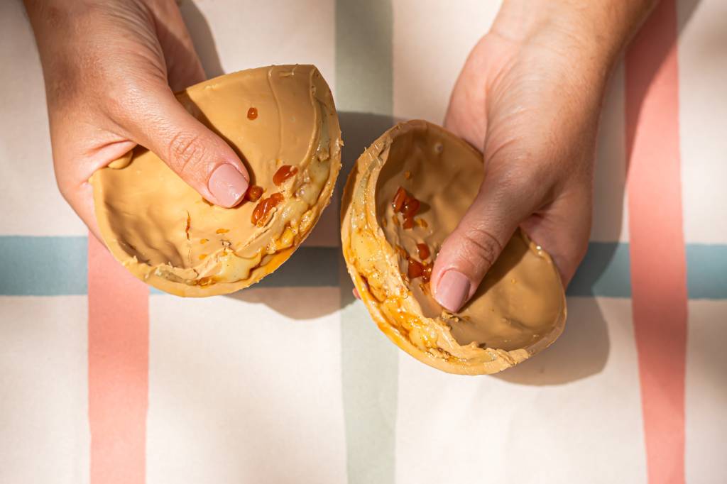 Caramelo com baunilha – Que Doce – Foto Ana Rabelo Que Doce: chocolate e recheio caramelado na confeitaria da Urca