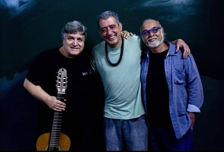 Um show de poesia, violão e vozes no Teatro Rival