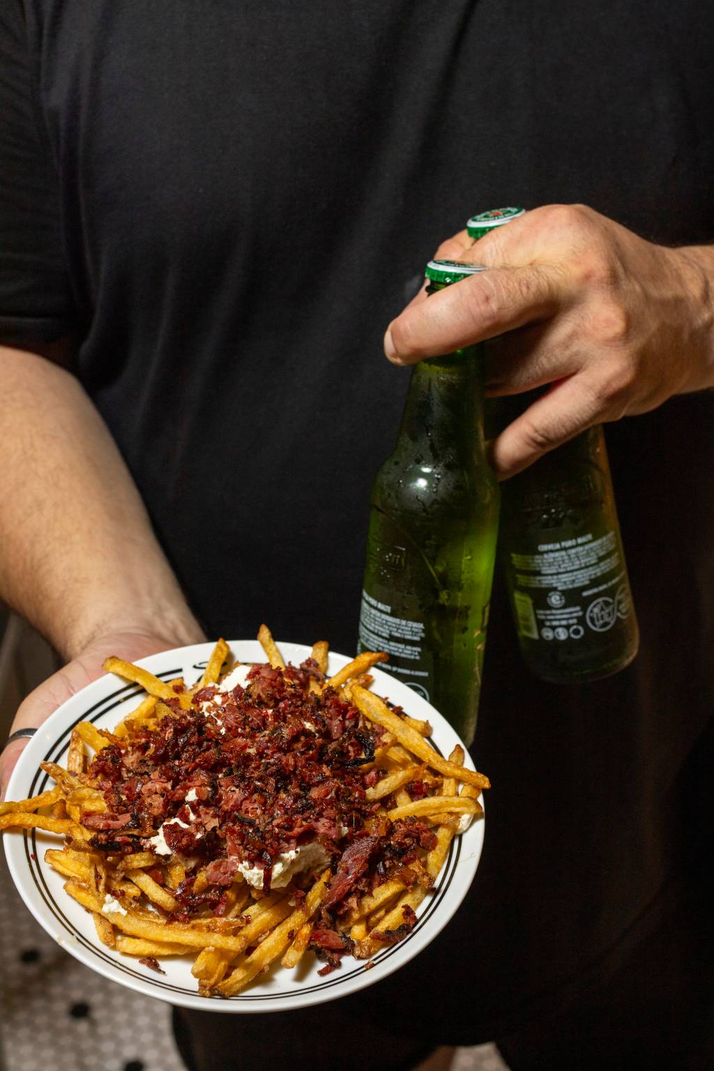 Encarnado Burguer_Batata da casa com pastrami_Crédito Beto Roma Encarnado: batata com pastrami dá direito a cerveja