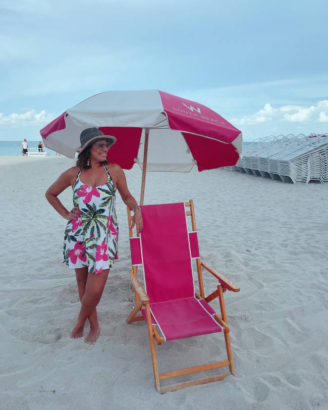 Renata Araujo na praia em South Beach