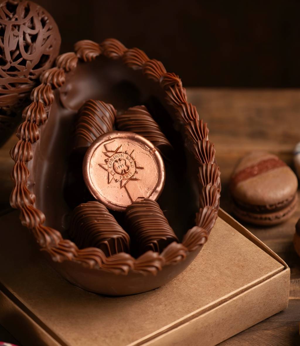 formato meio ovo com casca de chocolate amargo com ganache – Samanta Toledo (1) Le Cordon Bleu: casca de chocolate amargo com ganache