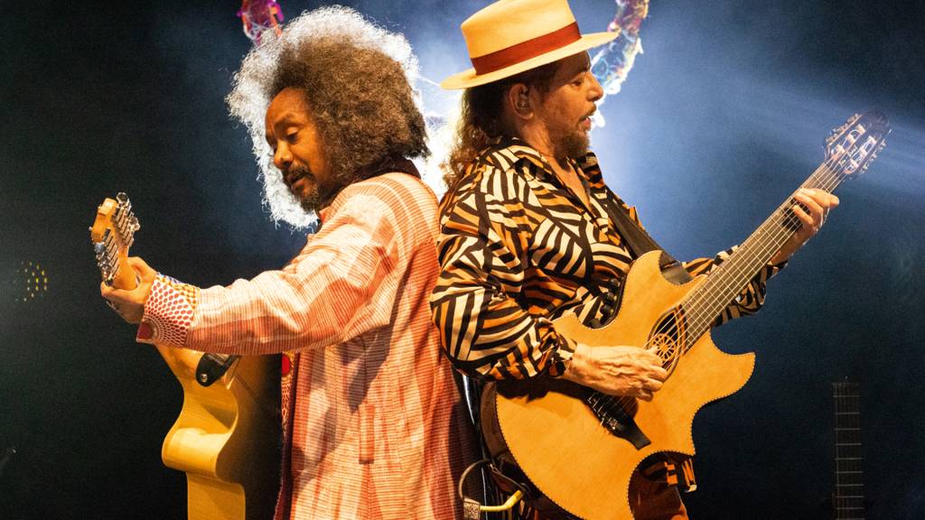 Chico César e Geraldo Azevedo sobem juntos ao palco da Fundição Progresso