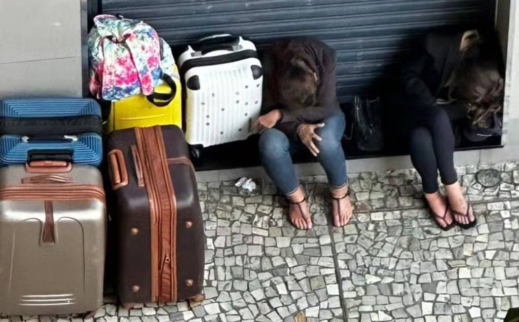 Mãe e filha que moram no McDonald’s do Leblon alegam agressão