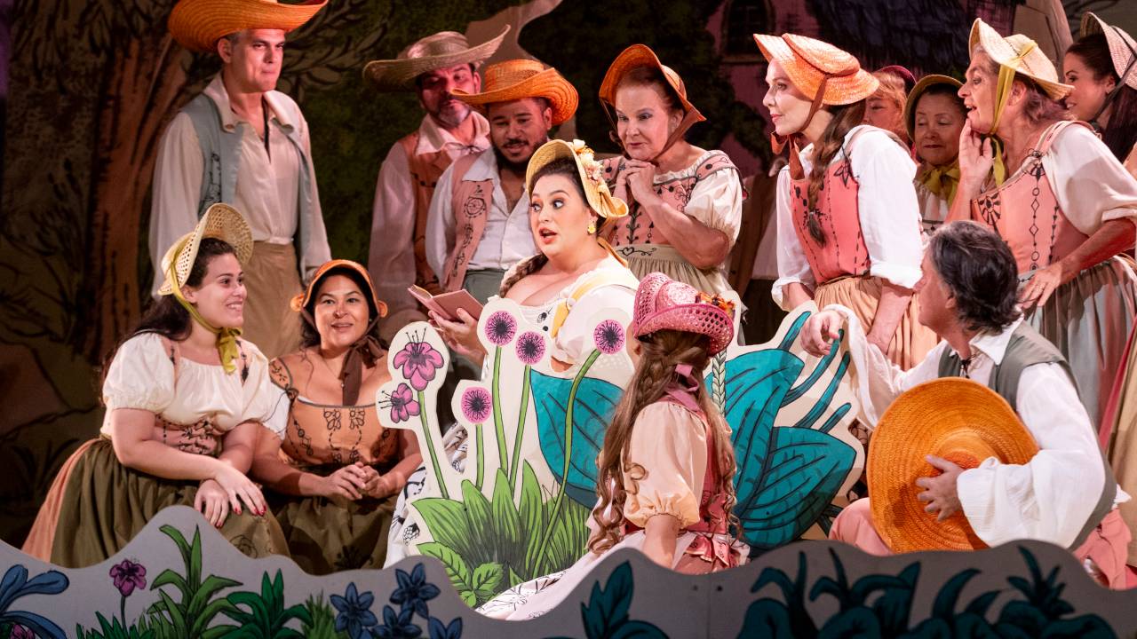 Michele Menezes e o coro do Theatro Municipal do Rio de Janeiro numa cena de O Elixir do Amor