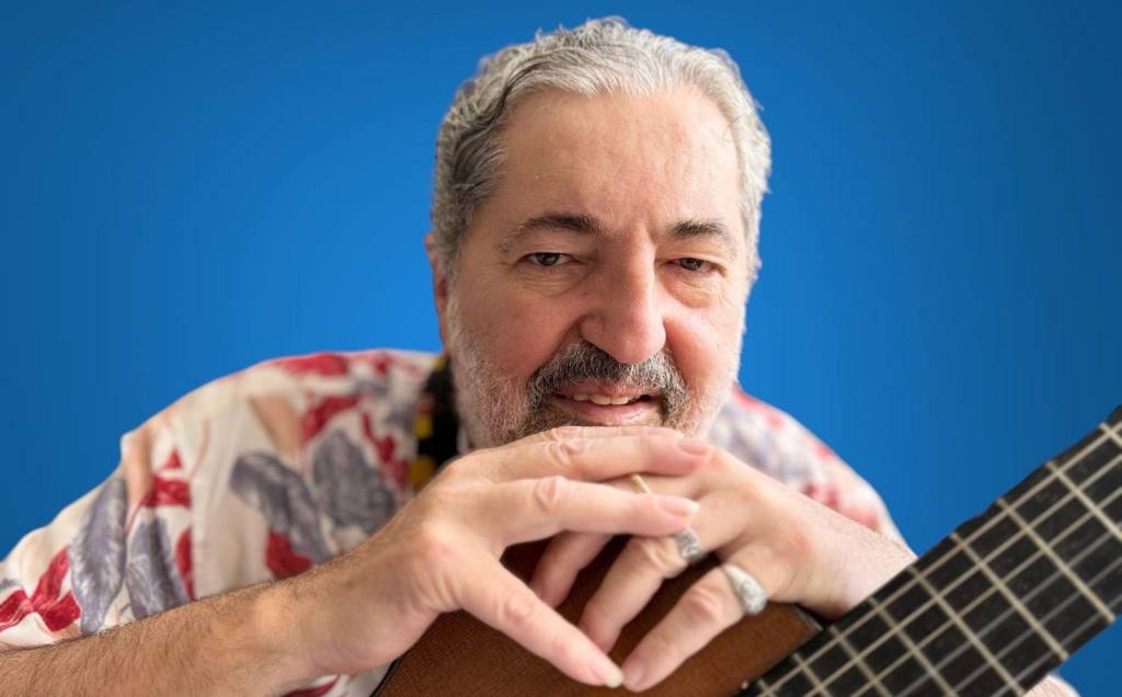 “Negocio com o Parkinson para tocar”, diz Moacyr Luz, 45 anos de carreira