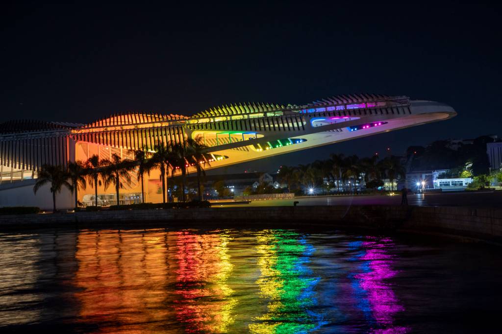 Pontos turísticos ganham iluminação para celebrar mês do orgulho LGBTQIA+