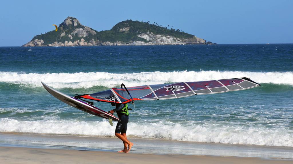 Com nova estrutura no Pepê, associação de windsurf quer conquistar adeptos