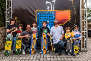 Bob Burnquist ao lado das crianças do programa Skate Aula