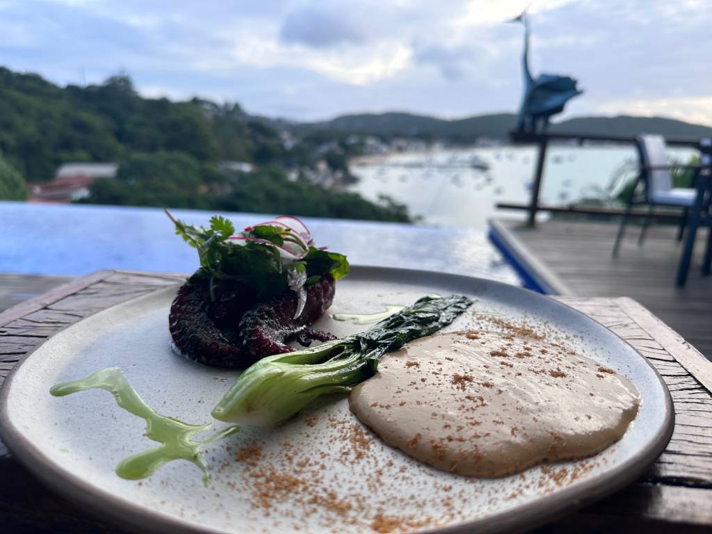 M&iacute;stico Restaurant &eacute; ata gastronomia com vista espetacular da cidade