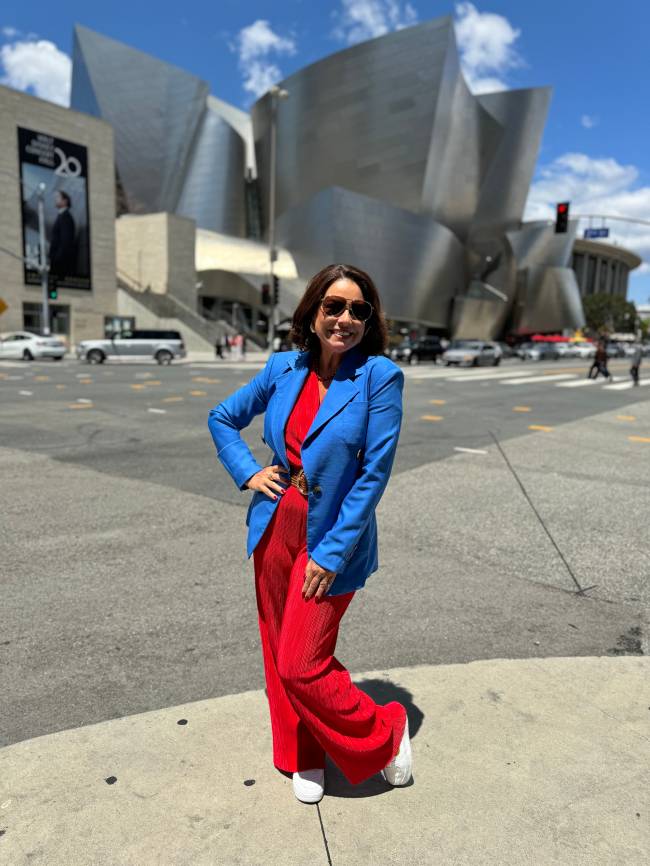 Renata Araujo (@youmustgoblog) na frente do Walt Disney Concert Hall