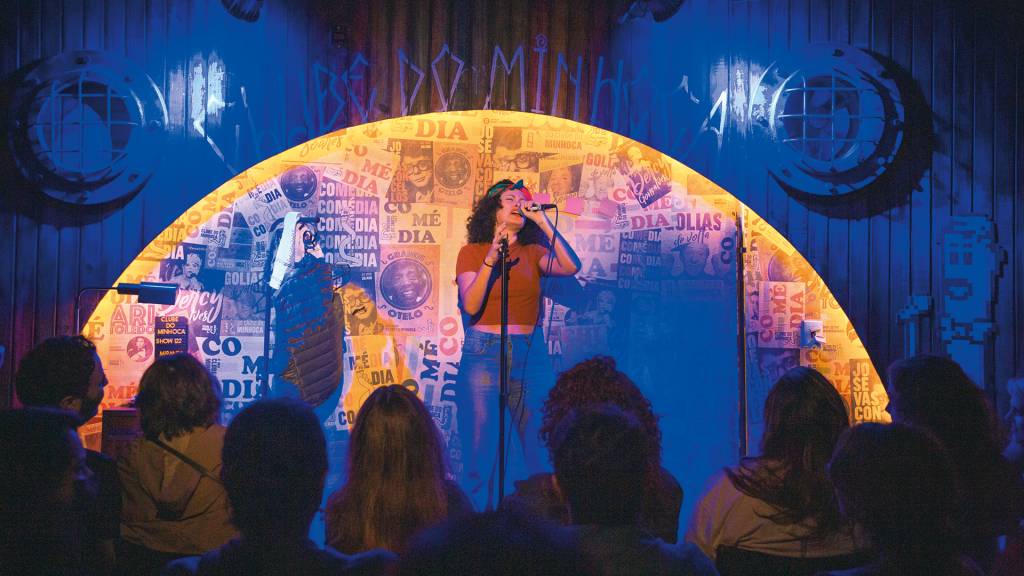 Driblando preconceitos, mulheres comediantes enchem plateias de stand-up