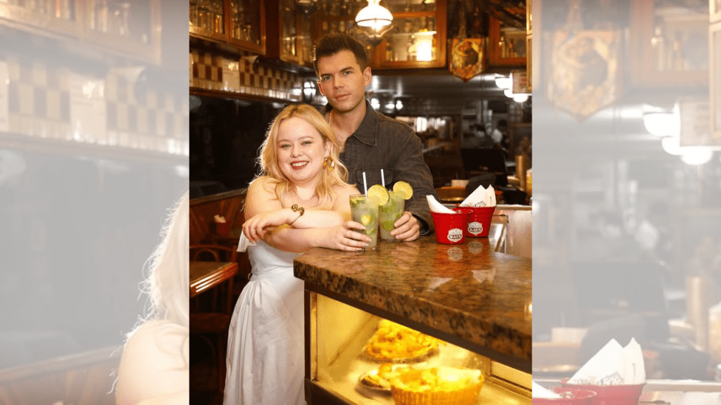 Polin in Rio: atores da série Bridgerton provam até a caipirinha do Sat’s