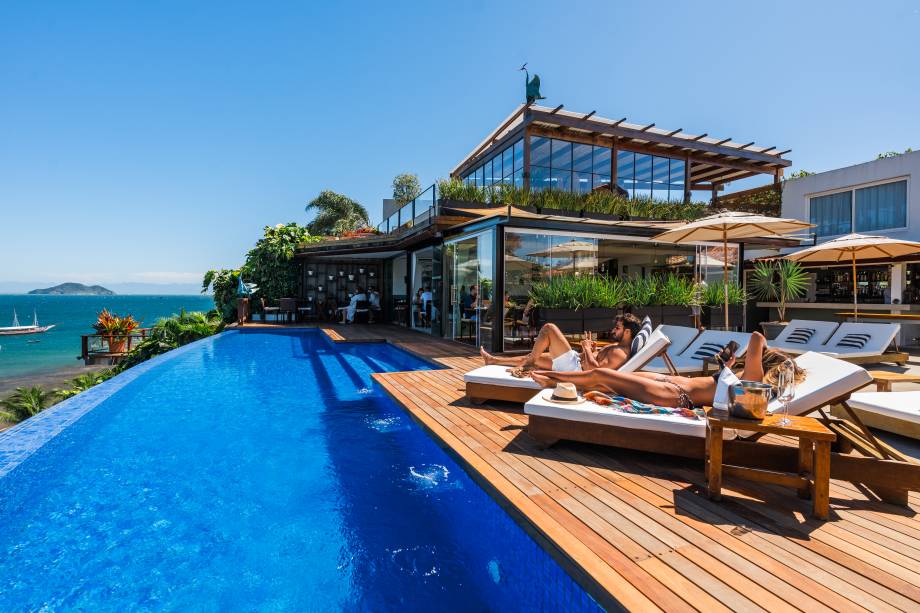 A piscina de bora infinita tem uma das vistas mais bonitas da cidade