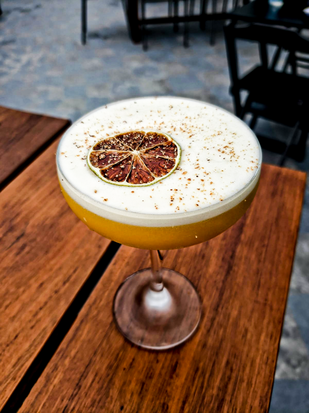 RUFI_Maracujá de Gaveta •Rum branco •Redução de Maracujá •Mel com Camomila e baunilha Mistura de Cítrico •Raspa de semente de cumaru1 rufi-brewteco-baixo-gávea
