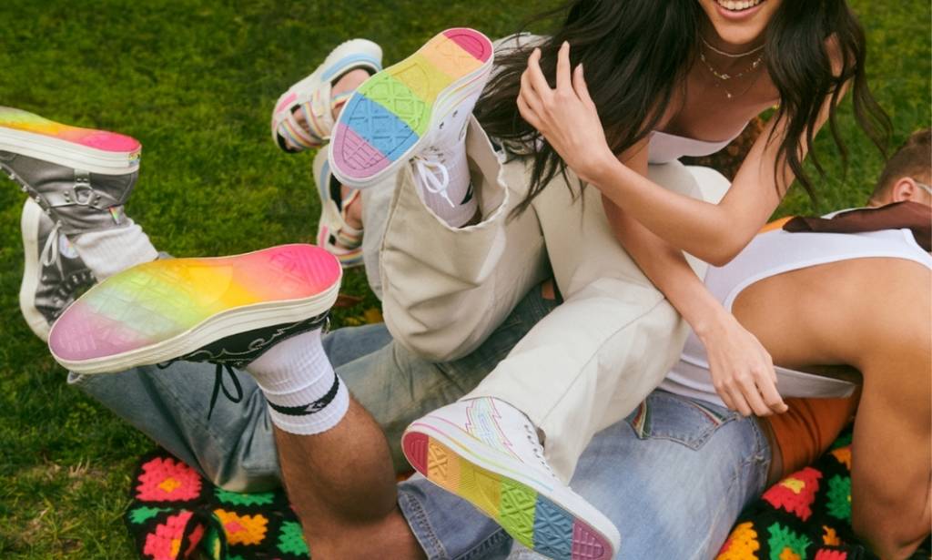 Tênis da linha Converse Pride 2024 celebram o orgulho LGBTQIA+