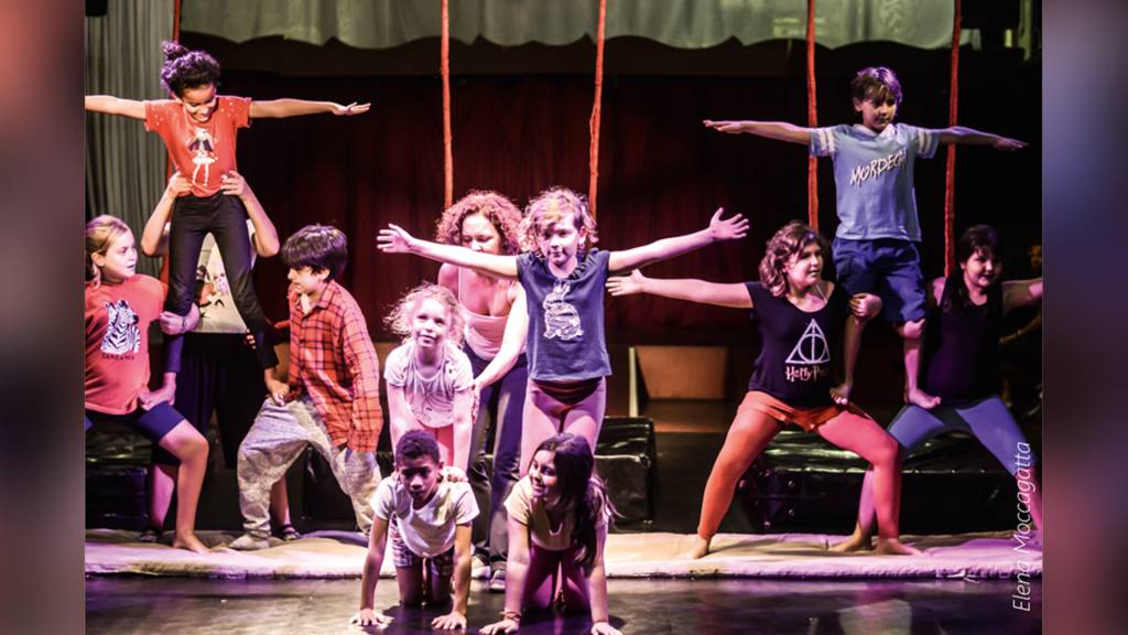 Colônia de férias na Fundição Progresso propõe atividades circenses