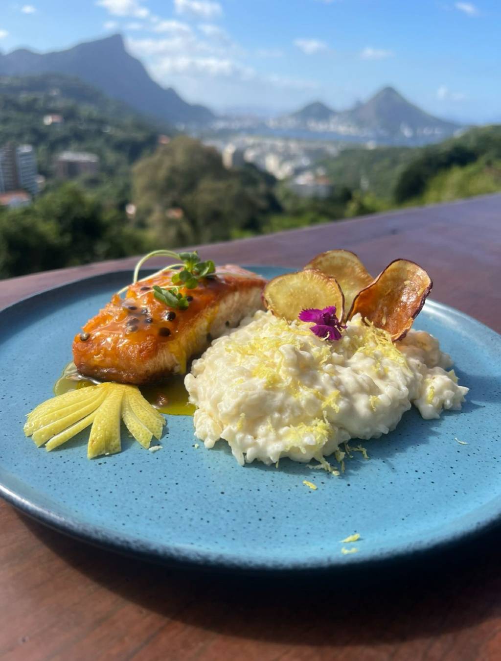 Mirante Rocinha – salmão com alcaparras e risoto de limão siciliano – divulgacao Mirante Rocinha (1) Mirante Rocinha – salmão com alcaparras e risoto de limão siciliano – divulgacao Mirante Rocinha (1)