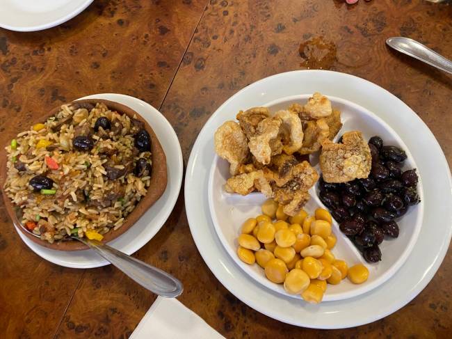 Arroz de Rabada e Prato de Azeitonas O roteiro começou com Arroz de Rabada e prato de azeitonas, tremoços e torresmos, do Adonis.
