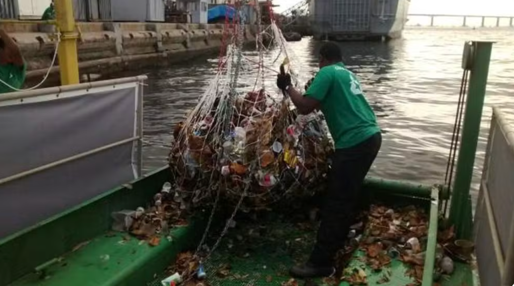 Ecobarcos recolheram 28 toneladas de lixo na Baía de Guanabara ecobarcos-recolhem-lixo-baia-de-guanabara