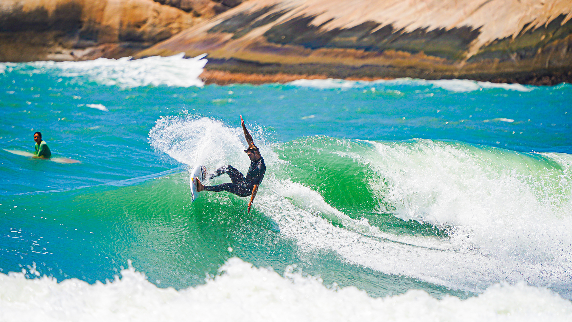 AL&Eacute;M-MAR - O surfe foi al&ccedil;ado a esporte ol&iacute;mpico nos Jogos de T&oacute;quio, em 2021, e o Brasil conquistou uma medalha de ouro logo de cara, com o potiguar &Iacute;talo Ferreira. Os primeiros registros do esporte datam do s&eacute;culo XVIII, justamente na Polin&eacute;sia Francesa, onde a competi&ccedil;&atilde;o ser&aacute; realizada. O&nbsp;Taiti fica a mais de 15&thinsp;600 quil&ocirc;metros de Paris, dist&acirc;ncia recorde para uma competi&ccedil;&atilde;o na hist&oacute;ria das Olimp&iacute;adas.