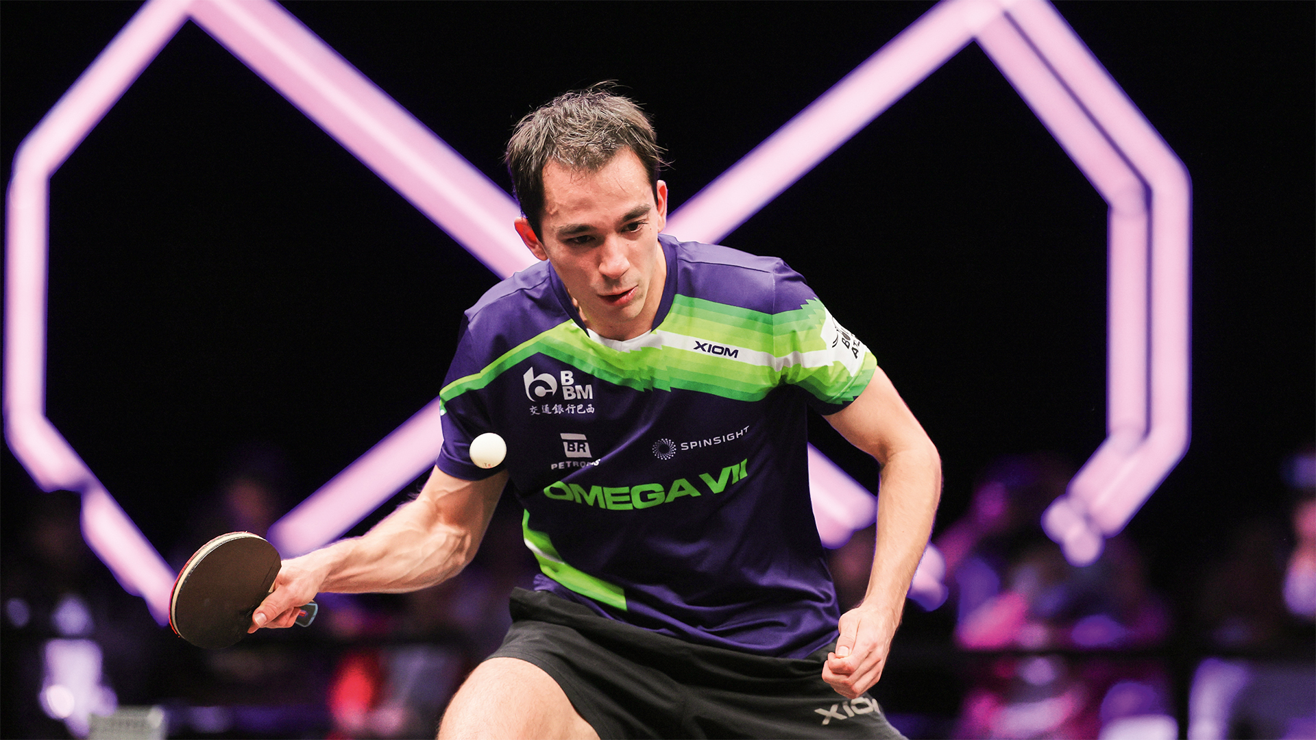 MADE IN CHINA - Dominado pelos pa&iacute;ses asi&aacute;ticos, sobretudo pelos chineses, o t&ecirc;nis de mesa foi incorporado aos Jogos em 1988, na edi&ccedil;&atilde;o de Seul, na Coreia do Sul. O Brasil vem aos poucos se infiltrando na modalidade. Na &uacute;ltima Olimp&iacute;ada, em T&oacute;quio, Hugo Calderano fechou a competi&ccedil;&atilde;o em quinto lugar no torneio individual, a melhor marca j&aacute; obtida pelo pa&iacute;s. Antes dele, o tamb&eacute;m brasileiro Hugo Hoyama, que &eacute; f&atilde; de Calderano, havia encerrado Atlanta, em 1996, na nona coloca&ccedil;&atilde;o individual.