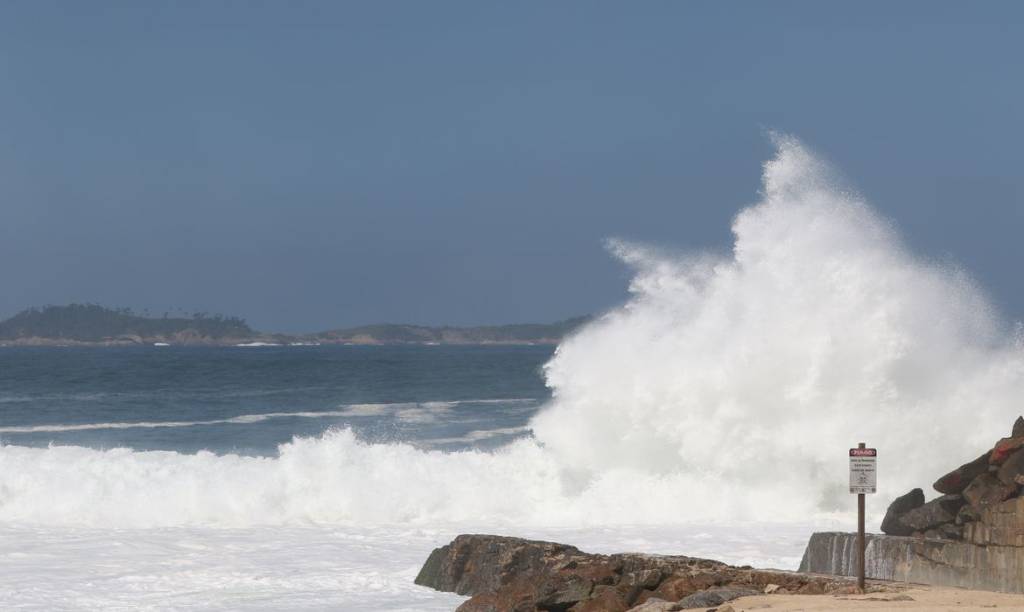 O tempo virou: Marinha alerta para ondas de até 3 metros no Rio
