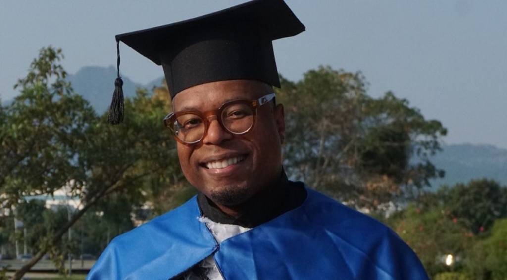 Buchecha emociona a web com post em que celebra formatura aos 49 anos