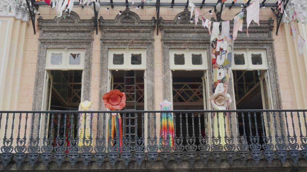 A moda é reciclar: um roteiro por lojas, bazares e mercados no Rio