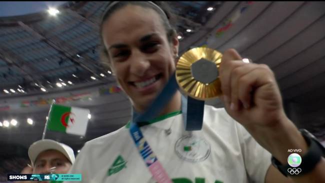 Imane Khelif apareceu na transmissão internacional com sua medalha de ouro