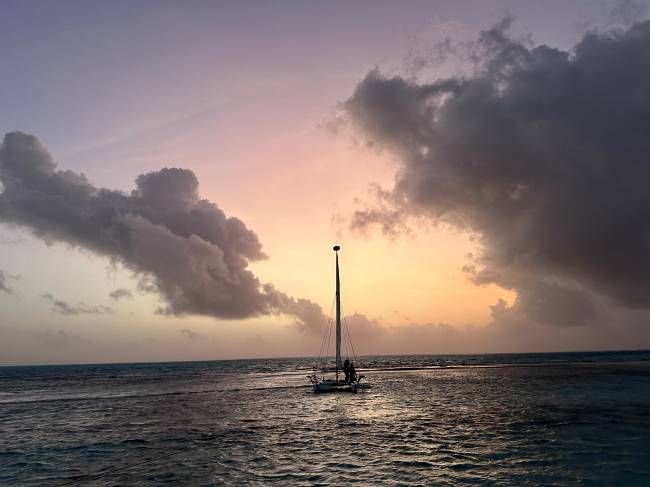 Passeio de barco ao entardecer