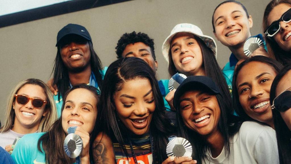 Ludmilla faz show surpresa para seleção feminina de futebol