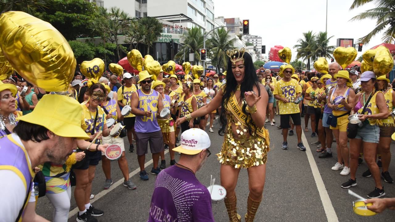 Simpatia É Quase Amor, em desfile na Praia de Ipanema.
