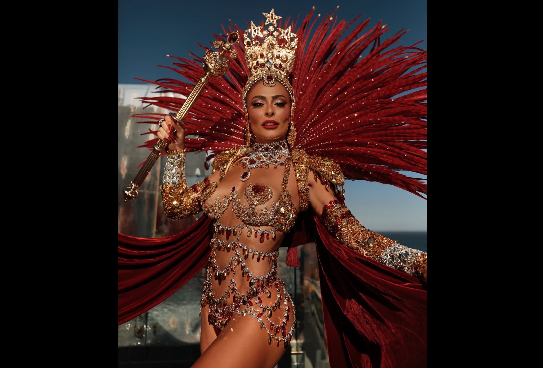 Juliana Paes: síndrome do pé-quente — Viradouro campeã (vídeos)
