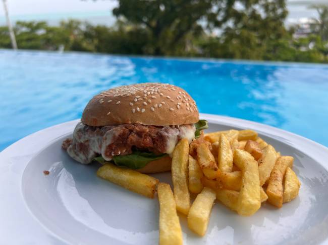 Bar da piscina com opçoes veganas: burguer de lentilha