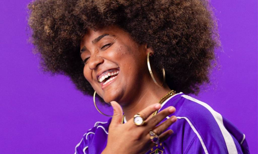 Artista lança mistura de pagode e funk com pegada “mulher sapatão”