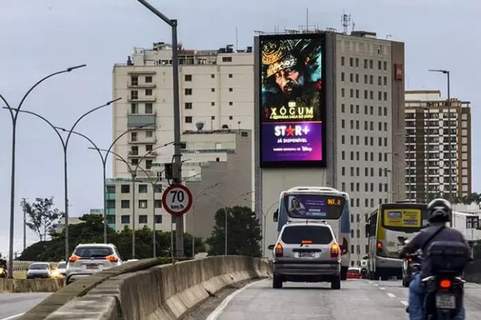 A encrenca da vez: painéis de LED em prédios viram tormento para cariocas