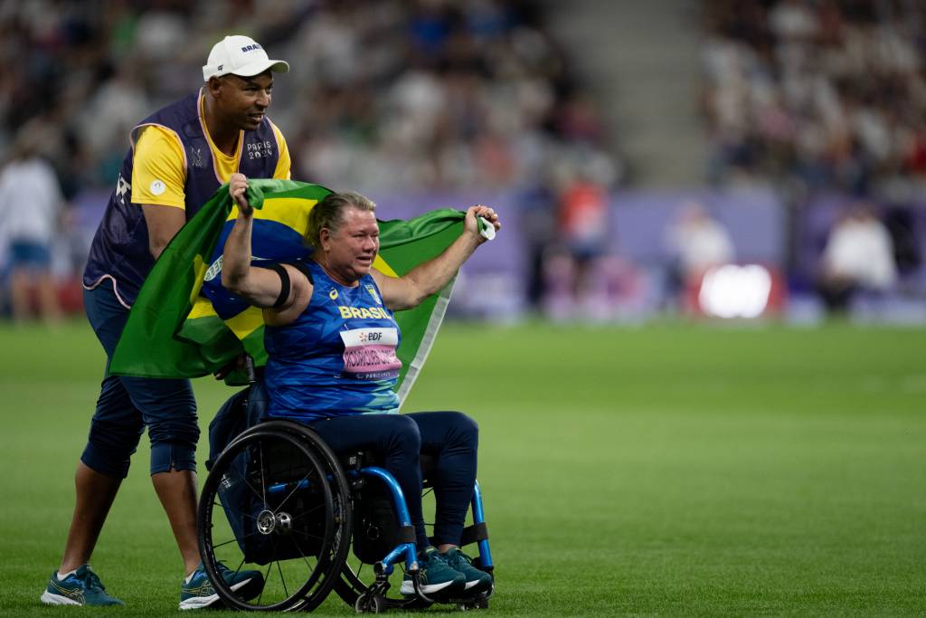 Beth Gomes conquista duas das cinco medalhas do atletismo desta segunda