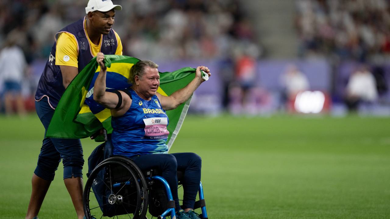Beth Gomes ganha duas medalhas paralímpicas no mesmo dia