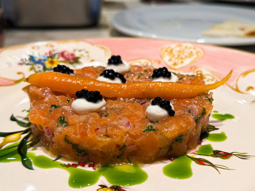 Tartare de salmão, cebola roxa, vinagrete de maracujá