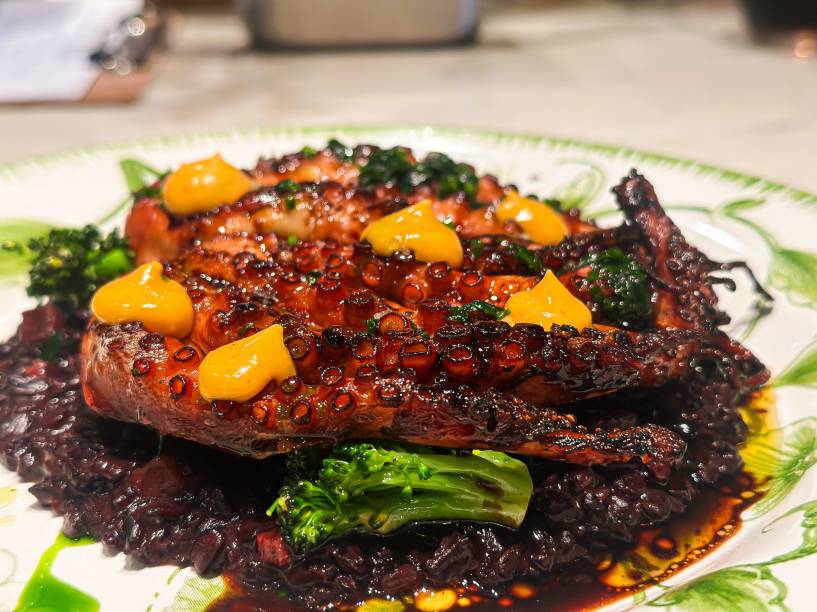 Polvo grelhado com arroz negro, brócolis tostado e aioli de páprica defumada