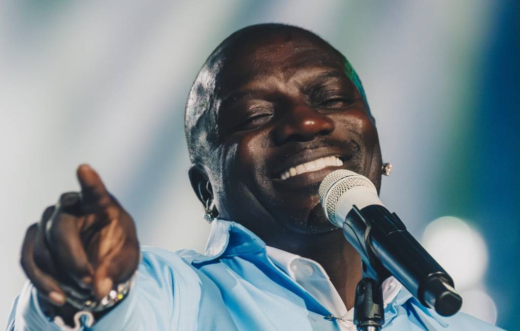 Após playback de Akon no Rock in Rio, boate afirma que ele faltou a show