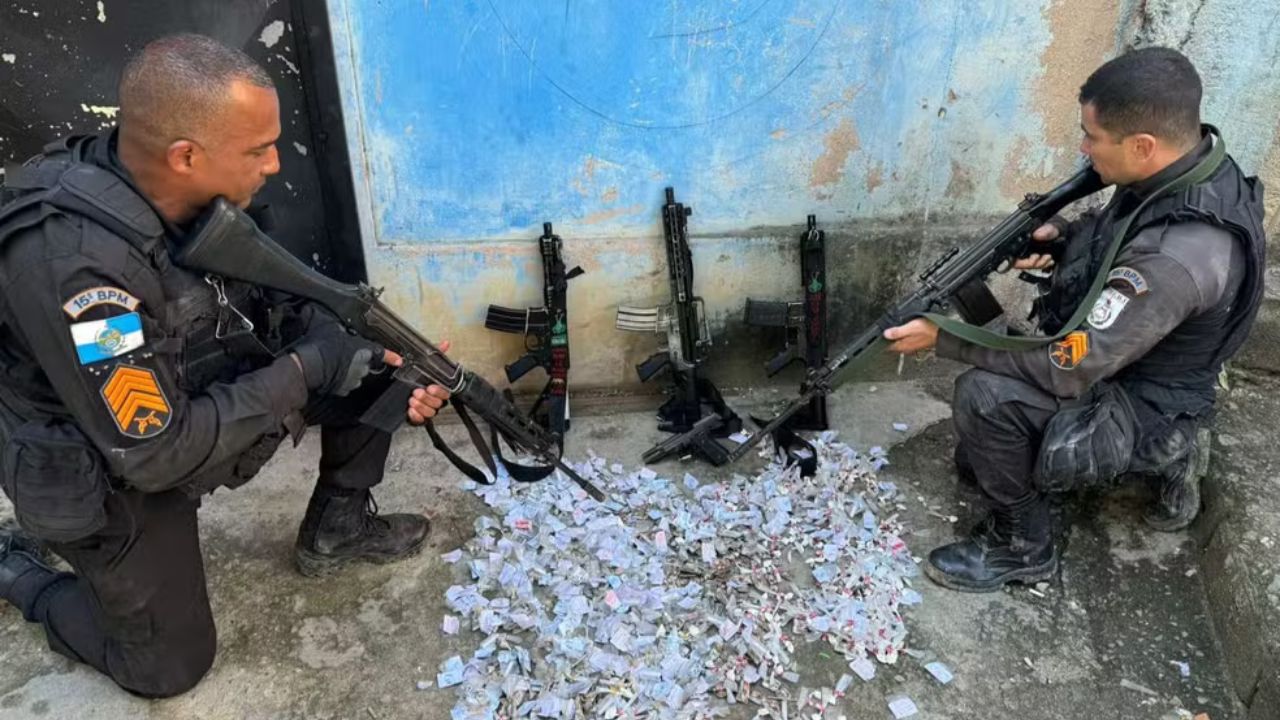 policia-militar-apreensao-fuzis