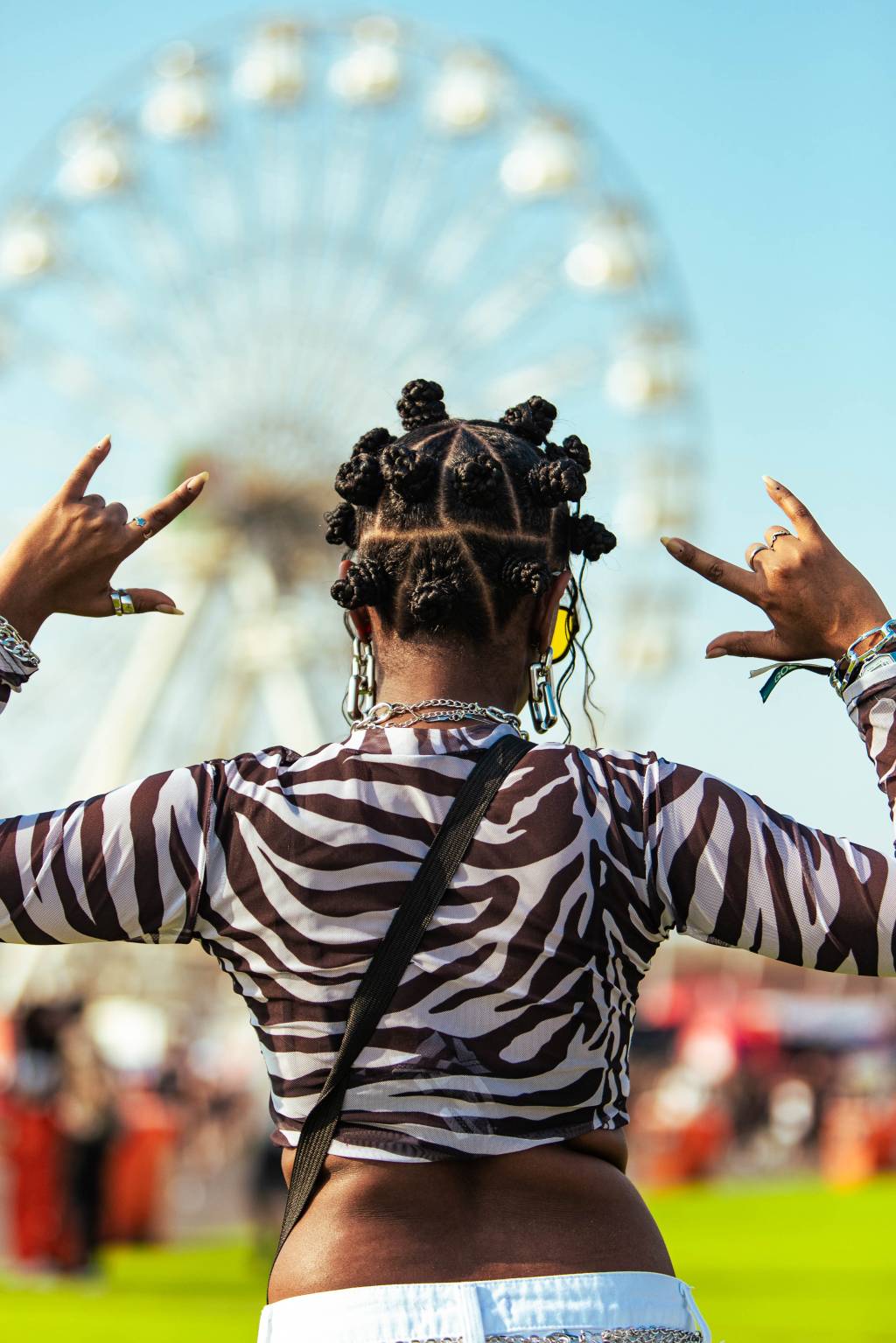Óculos escuros, cropped e brilho: o estilo no dia do trap do Rock in Rio
