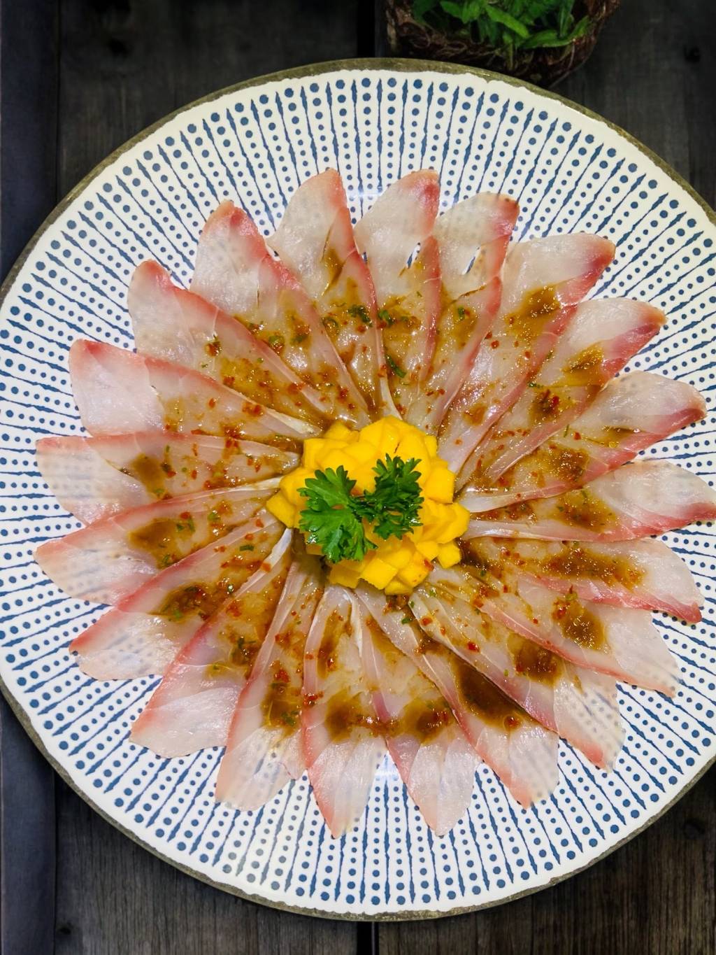 Usuzukuri de peixe branco com manga_Peixoto Sushi_Divulgação Peixoto: usuzukuri de peixe branco com manga